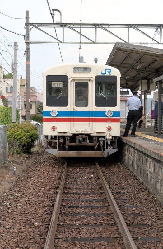 Le train à la gare de Mitaki. Il n’a a qu’une voie, qui se dédouble pour permettre le croisement dans les gares. Le quai unique est au milieu, on est obligés de traverser la voie pour entrer et sortir de la gare.